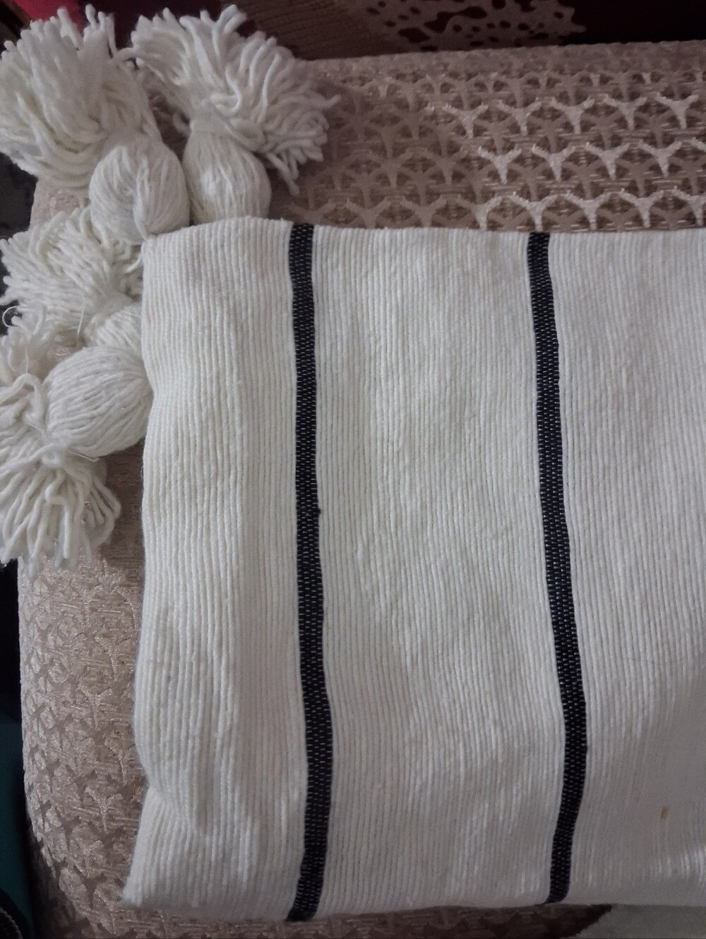 50% OFF SHOW LARGE white and black Large cushion